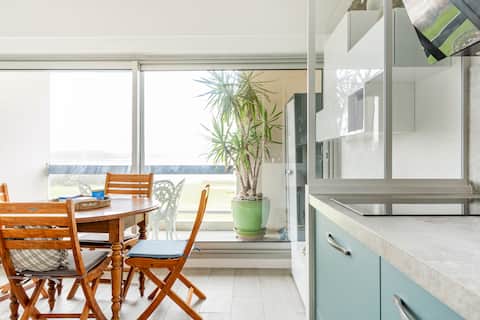 Successful Airbnb property: T2 10 m from the shore. Quiet and Beautiful. in Carnac