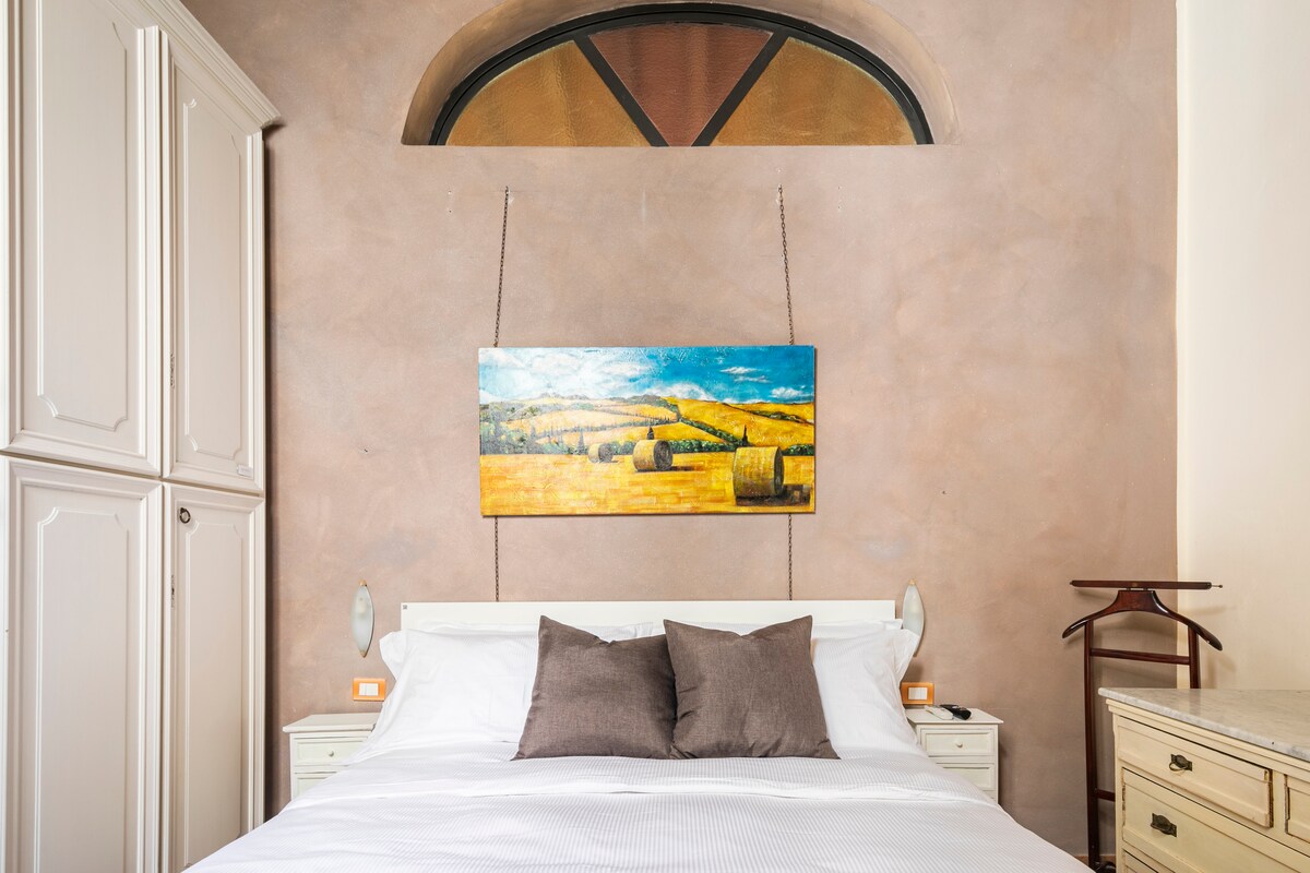 ห้องเตียงใหญ่พร้อมตู้เสื้อผ้าขนาดใหญ่และตู้เสื้อผ้าสำหรับเก็บเสื้อผ้าของคุณ
