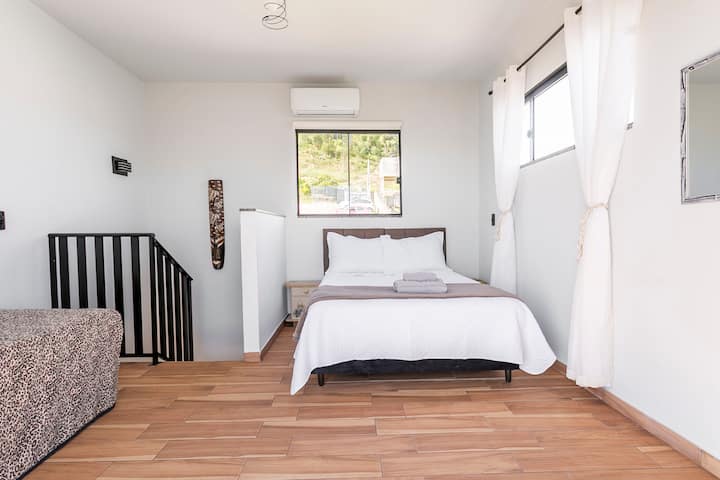 Голяма, удобна стая с вентилация и естествено осветление