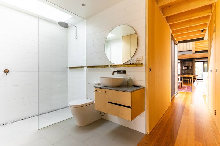 Designer eco home in quiet leafy bayside location gallery image 5