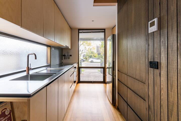 Designer eco home in quiet leafy bayside location gallery image 3