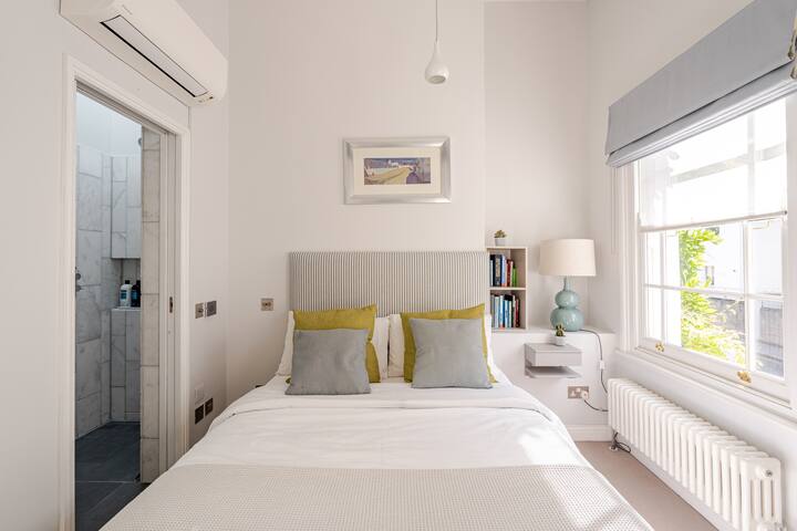 Private Patio | A/C | Notting Hill | Modern gallery image 5