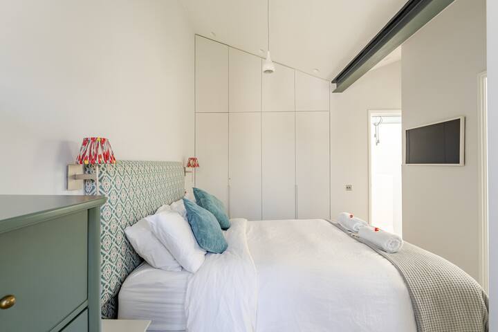 Private Patio | A/C | Notting Hill | Modern gallery image 4