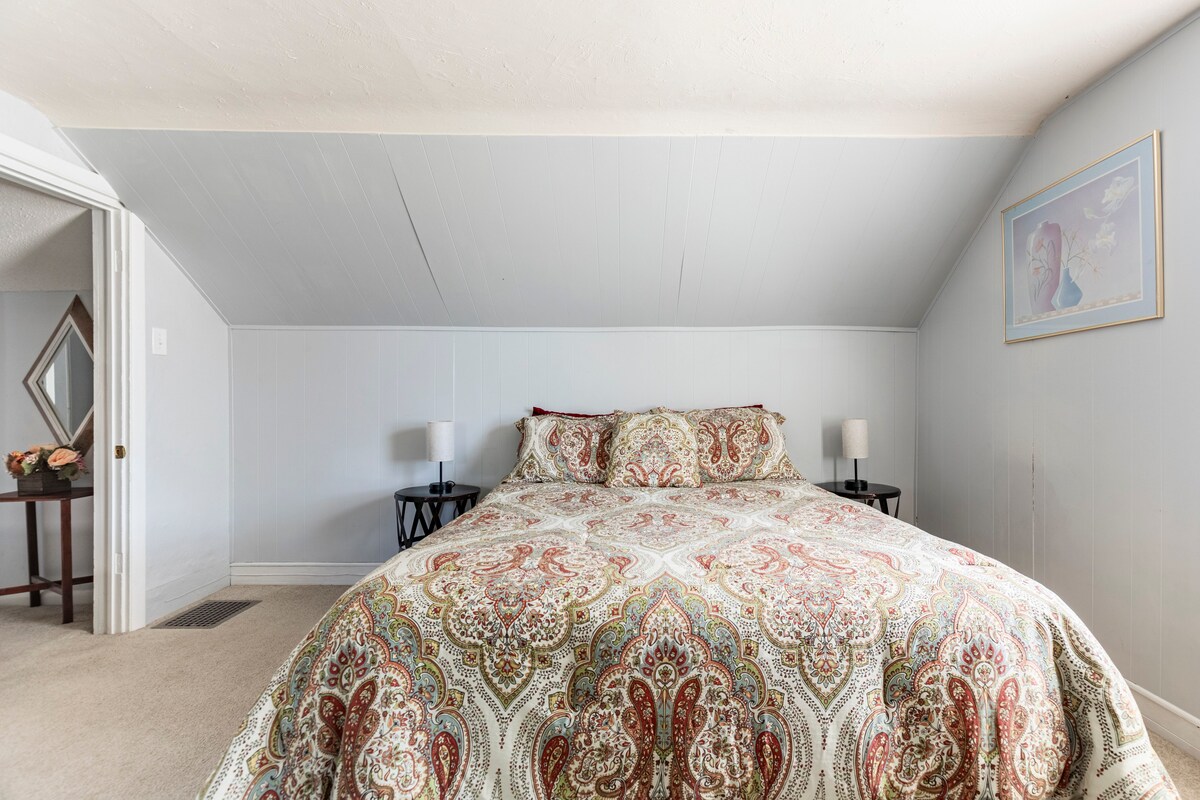 Na katu je spavaća soba s 1 bračnim krevetom i futonom