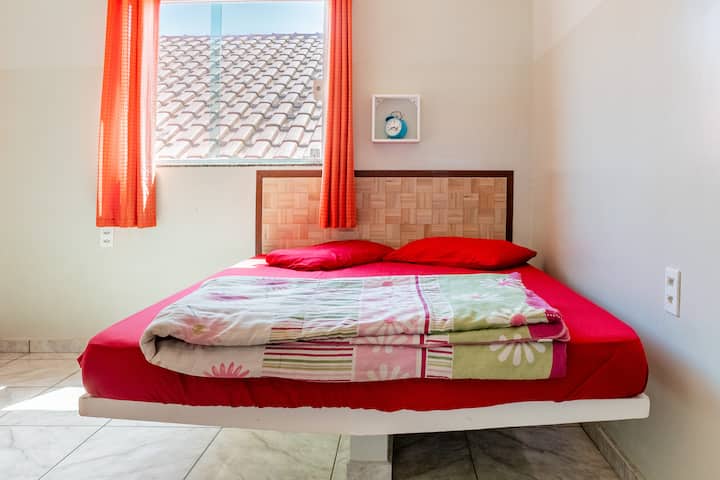 Ამ საძინებელში გვაქვს ორადგილიანი საწოლი იატაკზე მეტი მატრასისთვის.  Nele ‑ ს აქვს გვერდითი ხედი ზღვაზე, ხოლო მის გვერდით - სააბაზანო დერეფანში.  