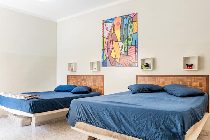 Ადაპტირებული, ფართო ოთახი ორი ორადგილიანი საწოლით და საკმარისი სივრცე იატაკის ლეიბებისთვის 