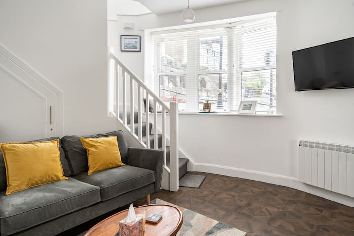 (#1) Central 2 Bed Townhouse In Cobh - Cobh