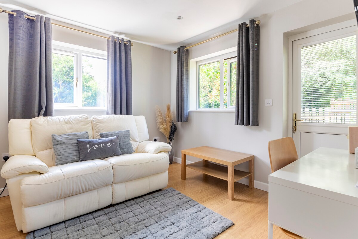 Popular Airbnb listing: Adorable 1 bed canal-side self-contained annexe in Buckinghamshire