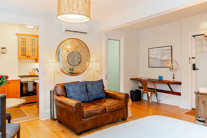 Chic Capitol Hill Retreat | Parking + Ev Charger - Mercer Island, WA