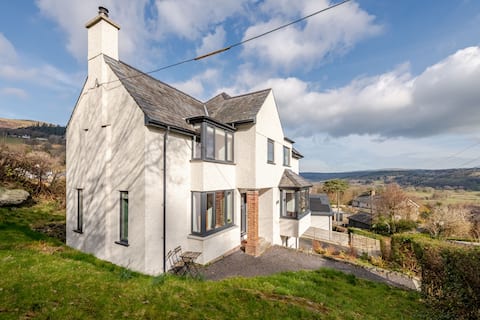 Luxury house in Snowdonia with hot tub & playroom