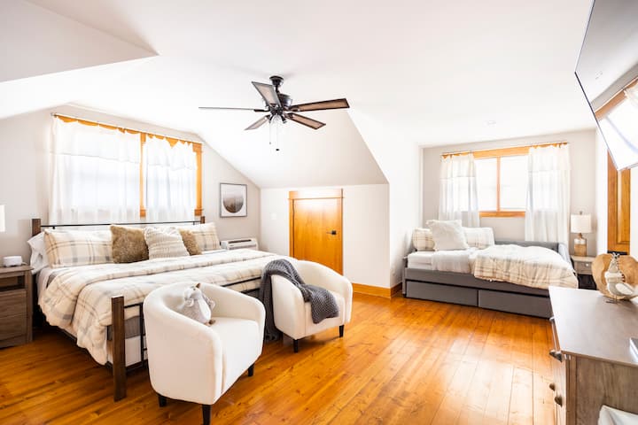 Ranč na poschodí s manželskou posteľou King a dodatočným denným lôžkom v plnej veľkosti