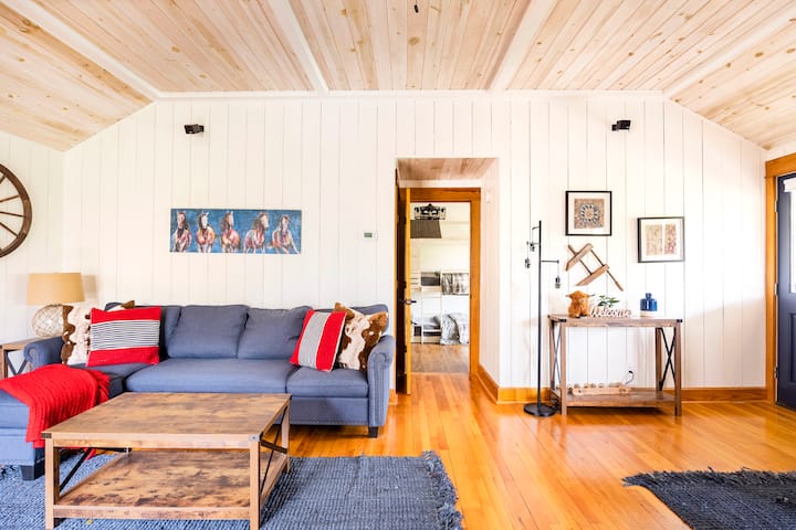 Ranch & Barn For 20 W/creek,hot Tub,gamerm & Wifi - Franklin, NC