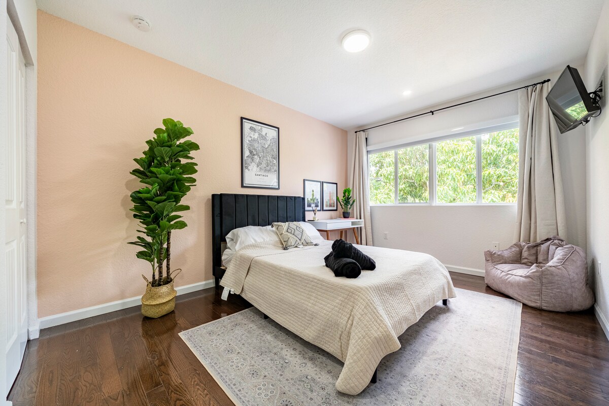 Entrez dans la magnifique chambre à thème de Santiago avec un matelas queen size et un bureau. 