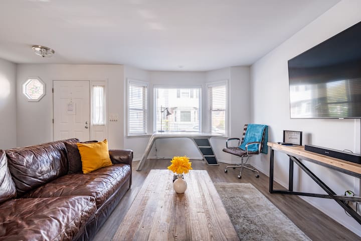 Beautiful Redone Townhome Next to Wheaton College