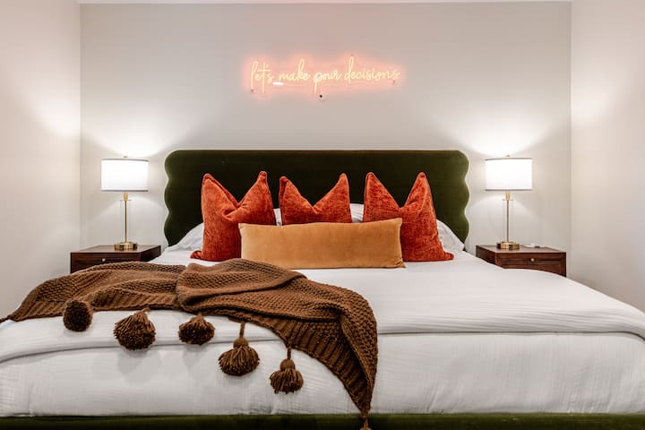 תיהנו ממיטת הקינג סייז שלנו עם מזרן היברידי מקצף זיכרון - לא רך מדי, לא נוקשה מדי, בדיוק כמו שצריך. שולחנות צד כוללים מנורות מגע עם יציאות USB.