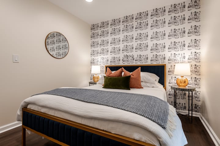 תיהנו מהמרחב הזה של בורבון בחדר השינה שלנו עם מיטת קווין סייז. שני שולחנות צד עם מנורות תואמות לשינה נוחה בלילה.