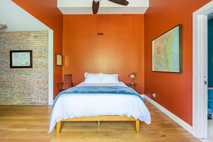 Საძინებელი 1: წითელი ოთახი