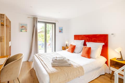 Top performing Airbnb: Cozy apartment just steps from Lake Annecy. in Sevrier