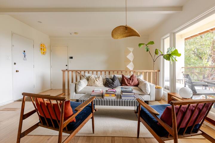 Sunlit Two Bedroom + Office in Beachwood Canyon gallery image 3