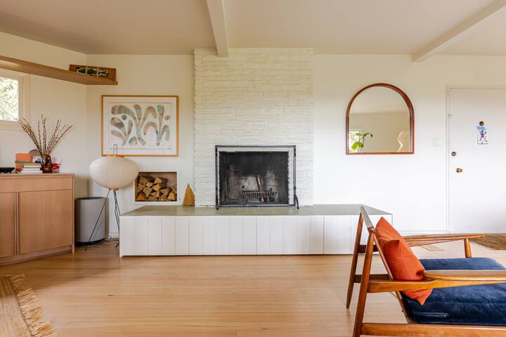 Sunlit Two Bedroom + Office in Beachwood Canyon gallery image 4