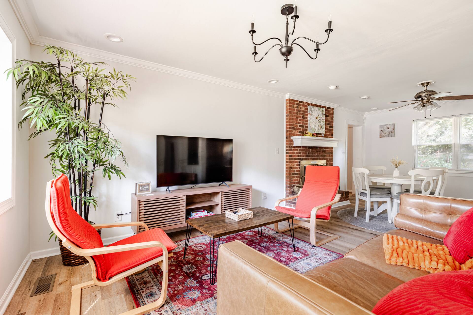 Sunny Spacious Retreat – Large Yard / Privacy