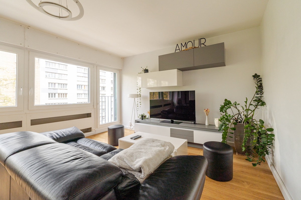 Popular Airbnb listing: Hycentre Lille: 2 bedrooms with parking in Lille