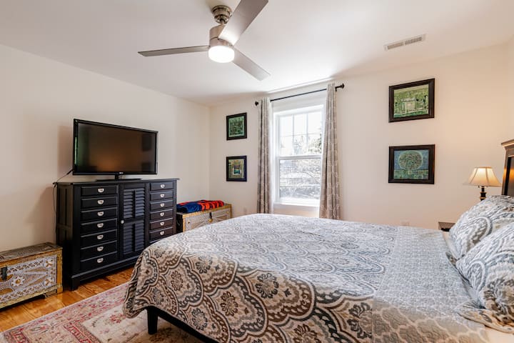 Gostinjska spavaća soba s bračnim krevetom i pametnim televizorom s Roku stickom i besplatnim YouTube TV-om