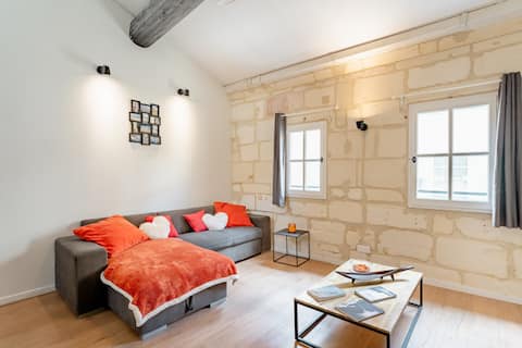 Popular Airbnb listing: Arles beautiful 85m² apartment with air conditioning (right in the center) in Arles