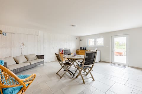 Room with pool and jacuzzi access