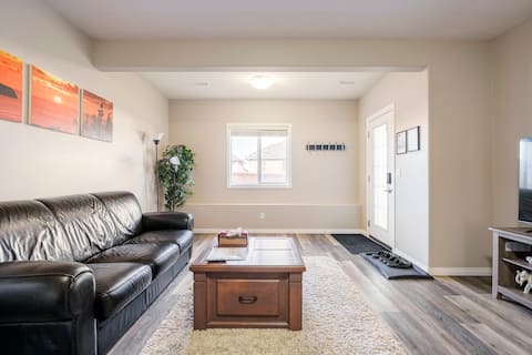Top performing Airbnb: Spacious 2-Bedroom Walkout Basement Suite in Panorama Hills