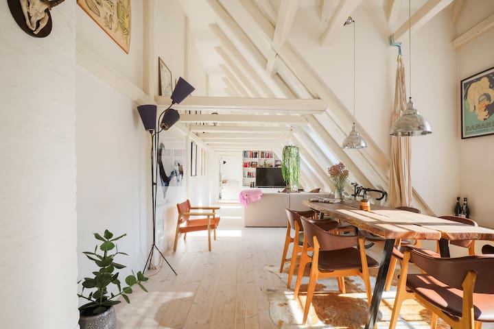 Unik loftslejlighed i Indre København