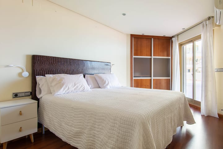 Priestranná spálňa s výhľadom na pláž a vlastná kúpeľňa 