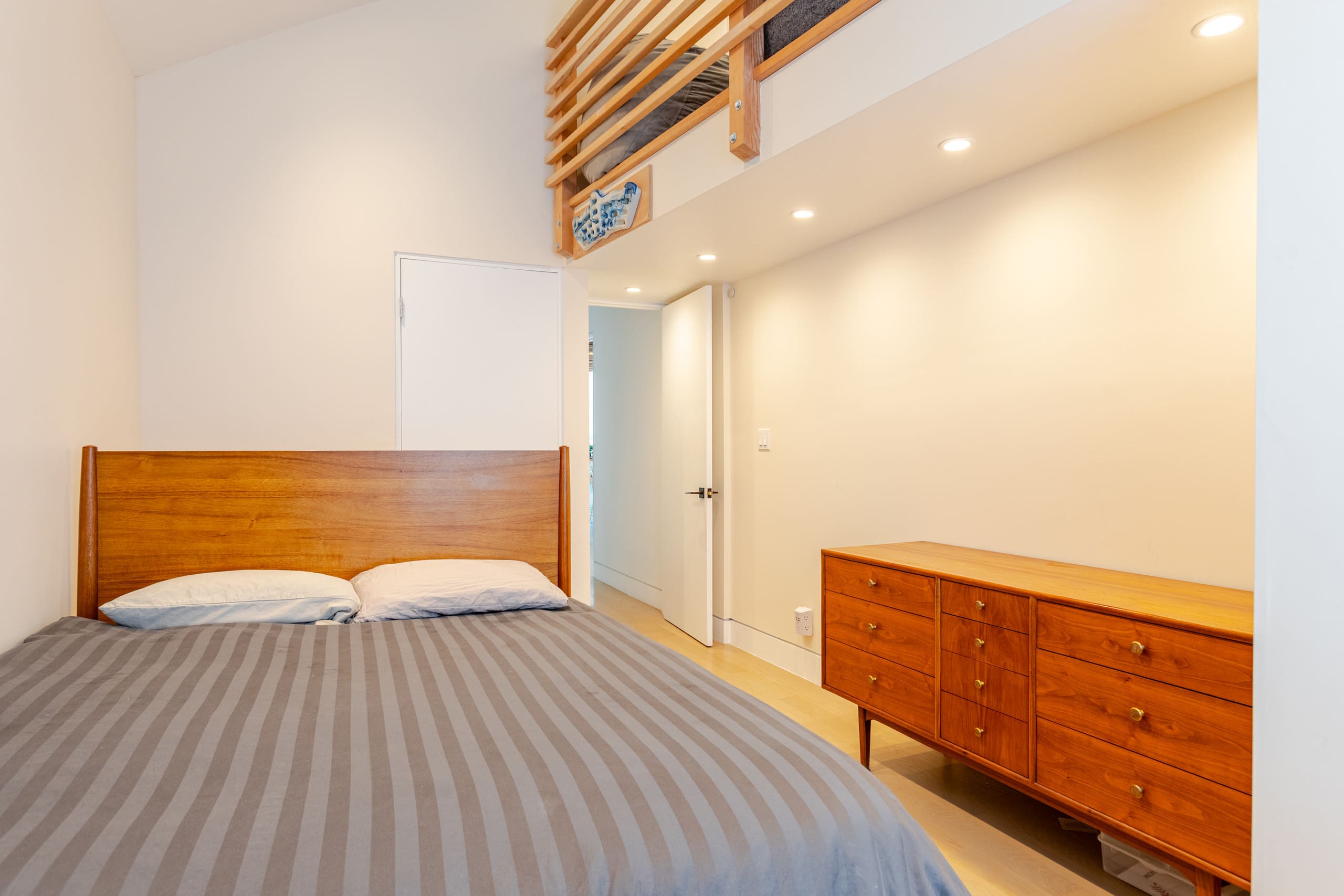Home in San Francisco · ★4.94 · 3 bedrooms · 4 beds · 2 baths - Image 25
