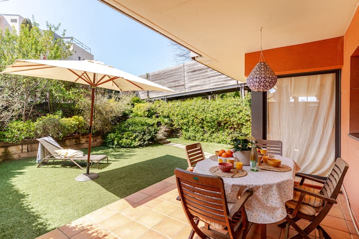 Pretty garden apartment next to a charming beach