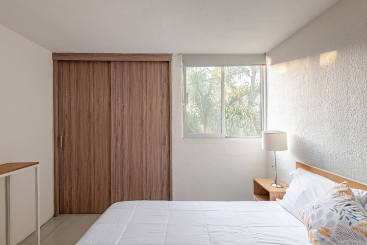 La nostra camera da letto matrimoniale si affaccia su un parco e su un armadio per tenere i vestiti.