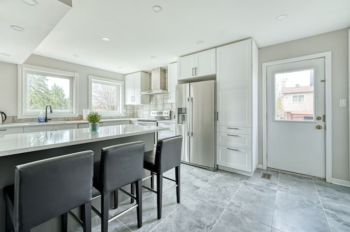 Entire 5 Bedrooms House with 1 BR on main floor gallery image 4