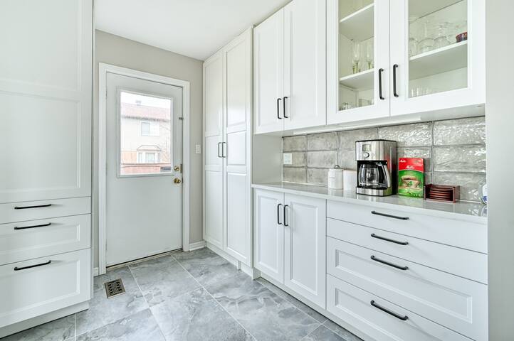 Entire 5 Bedrooms House with 1 BR on main floor gallery image 5