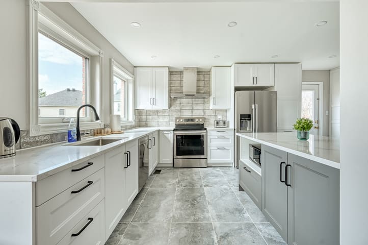 Entire 5 Bedrooms House with 1 BR on main floor gallery image 2