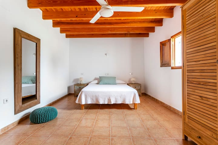 Trojlôžková izba na prízemí (vonku)