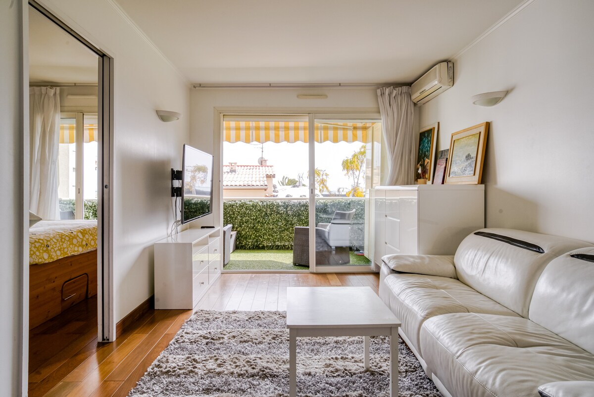 Successful Airbnb property: Beach & airport appartement in Saint Laurent Du Var