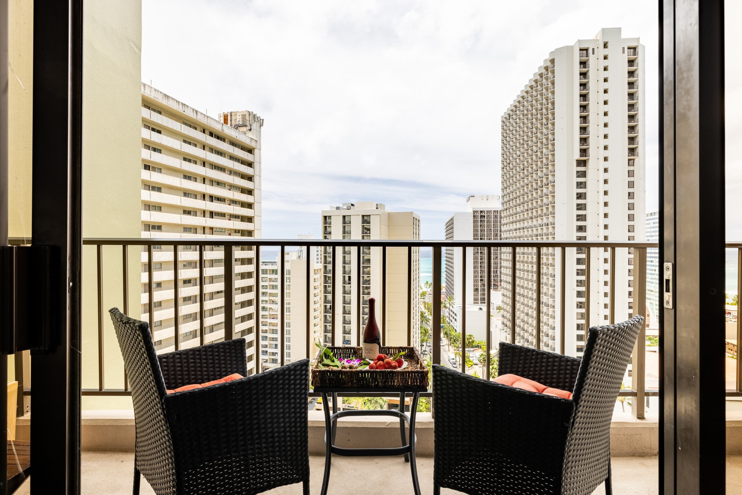 5 Min Walk to Beach, Kitchen, $0 Cleaning/Parking - Image 4