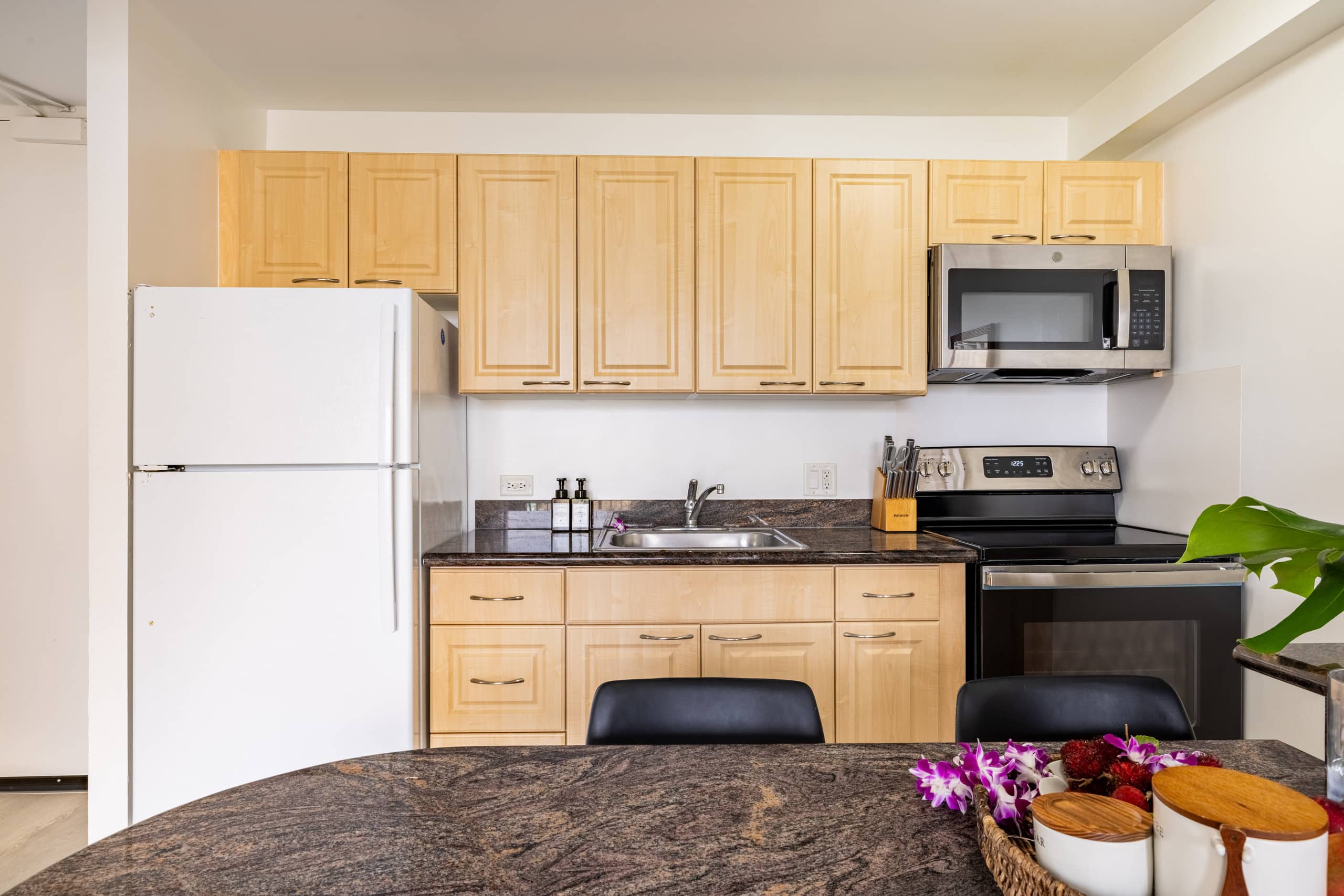 5 Min Walk to Beach, Kitchen, $0 Cleaning/Parking - Image 7