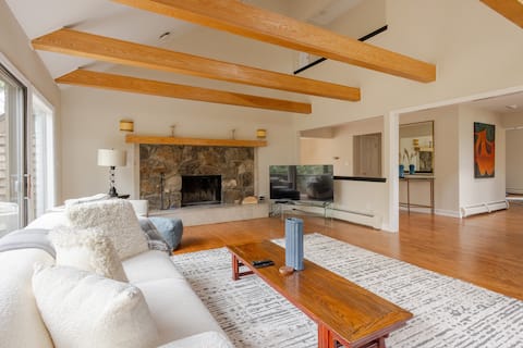 Beautiful Secluded Contemporary on 6 Acres