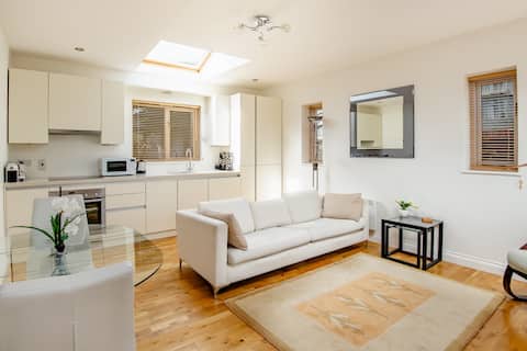 Top performing Airbnb: Delightful Sparkling Clean Flat in Central Henley in Henley On Thames