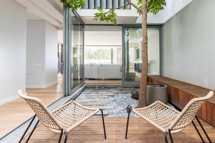 4 On The Bay- Luxury Family Villa – Walk to Beach. gallery image 3