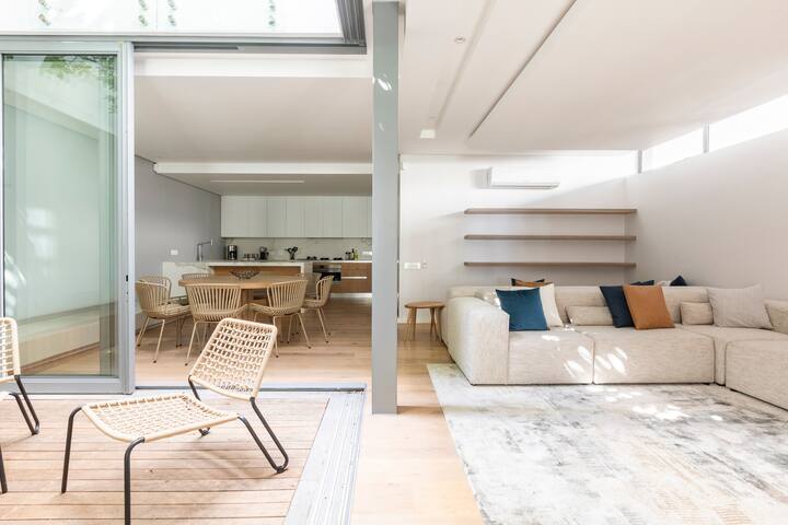 4 On The Bay- Luxury Family Villa – Walk to Beach. gallery image 4