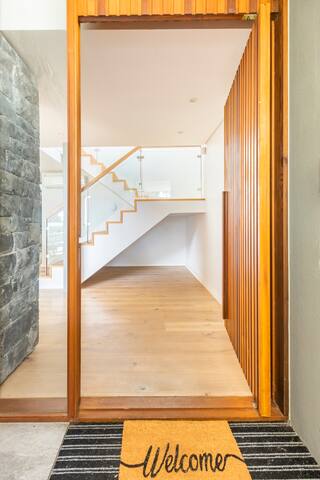 4 On The Bay- Luxury Family Villa – Walk to Beach. gallery image 2