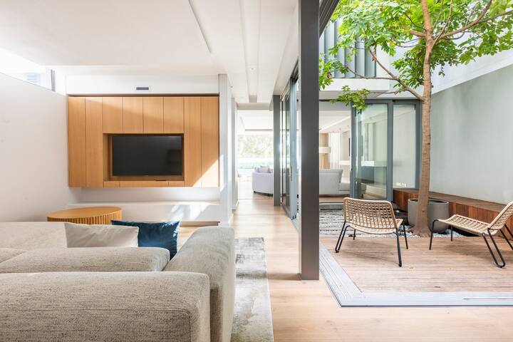 4 On The Bay- Luxury Family Villa – Walk to Beach. gallery image 5