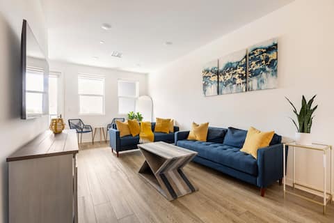 Top performing Airbnb: Ontario Townhome near the airport. in Ontario