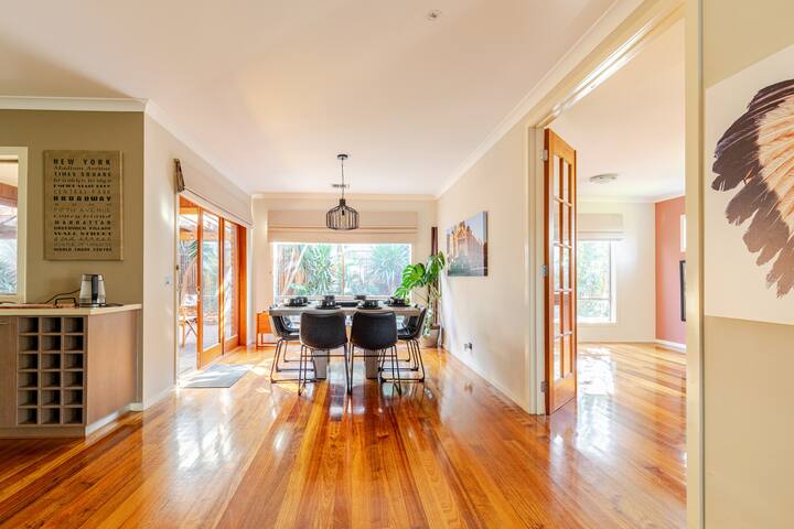 Tropical Oasis with spa and Cinema room gallery image 2